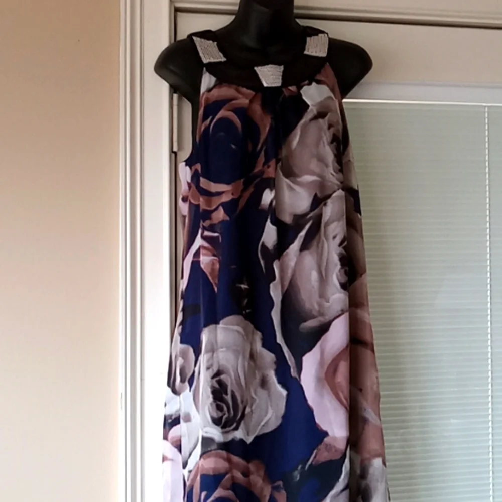 Dress - Picture 1 of 7